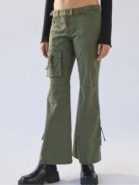 BDG Astor Green Cargo Flare Pant Low Rise, Raw Edge Flared Hem, Cargo Pockets, 0
